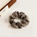Elegante coletero de satén marrón oscuro con textura sedosa y pliegues suaves - Gris Marrón