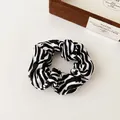 Elastisches Stoff-Haargummi mit klassischem schwarz-weißem Zebra-Print-Muster - Schwarz und Weiß Zebra