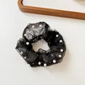 Eleganter schwarzer Organza-Haargummi mit weißen Perlen und silbernen Pailletten - Schwarz