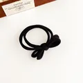 Minimalistisches schwarzes elastisches Haargummi mit zweilagiger Schleife in Schwarz - Schwarz