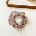 Eleganter Haargummi aus Organza in Altrosa mit Kunstperlen und glitzernden Details - Lila Kaffee