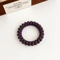Élastique à cheveux spirale violet foncé mat avec une texture de finition givrée - Violet foncé