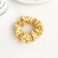Coletero tipo scrunchie con cuadros vichy amarillo y blanco sobre superficie blanca - Amarillo