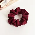 Eleganter weinroter Satin-Haargummi mit seidiger Textur und plissiertem Design - Burgunderrot