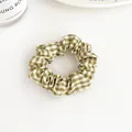 Coletero a cuadros verdes y blancos con suaves pliegues de tela para el cabello - Verde