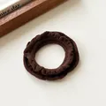 Elastisches kaffeebraunes Rüschen-Haargummi mit Wildleder-Textur für Pferdeschwänze - Braun