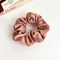 Eleganter Haargummi aus Satin in Rosa mit weichen Falten für stilvolle Pferdeschwänze - Koreanisches Rosa