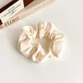 Eleganter cremefarbener Satin-Haargummi mit Seidenglanz für stilvolle Pferdeschwänze - Gebrochenes Weiß