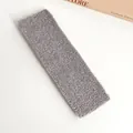 Bandeau de sport en tissu éponge gris pour le yoga et le visage sur fond blanc épuré - Gris