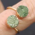 Bague ouverte ajustée dorée 18 carats avec deux pierres naturelles de quartz druzy vert - Vert