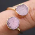 Bague ajustable dorée ornée de deux pierres de quartz druzy rose style bohème - Rose