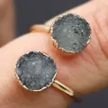 Verstellbarer goldener Ring mit zwei dunkelgrauen Druzy-Kristallen in der Nahaufnahme - Dunkelgrau