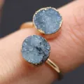 Verstellbarer Goldring mit zwei grauen Druzy-Kristallen im minimalistischen Stil - Blau