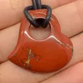 Natuurlijke rode jaspis hartvormige hanger op de hand om de grootte te tonen - Rode Jaspis