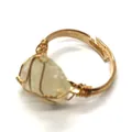 Anillo artesanal de alambre dorado con piedra natural amarillo claro de forma irregular - Citrino