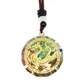 Gros plan du pendentif dragon avec pierres colorées concassées et filigrane doré - Style Motif Dragon (5)
