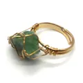 Anillo artesanal de alambre dorado con piedra de cristal verde natural y ajustable - Cristal Verde