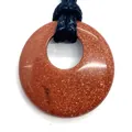 Collier pendentif donut en pierre de soleil dorée avec cordon noir et reflets brillants - Pierre de Sable d'Or