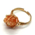 Anillo de hilo dorado hecho a mano con una piedra de cristal naranja natural - Aventurina Rosa