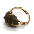 Anillo artesanal de alambre dorado con piedra natural oscura y banda ajustable - Cuarzo Ahumado