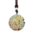 Détail d'un pendentif en cristal coloré avec motif chakra et cordon tressé - Style Chakra Géométrique (14)