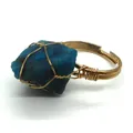 Anillo artesanal de alambre dorado con cristal azul natural y banda de tamaño ajustable - Cristal Azul