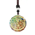 Gros plan du pendentif lotus en résine avec cristaux naturels et cordon tressé - Style Lotus Creux (15)