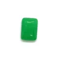 Vue macro d'une pierre de calcédoine verte rectangulaire à surface polie - 10x14mm / Jade Vert