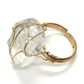Anillo artesanal de alambre dorado con piedra de cristal natural en bruto - Cristal de roca