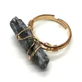 Anillo artesanal de alambre dorado con piedra de cianita azul natural irregular única - Mineral