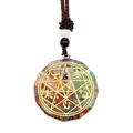 Vue détaillée du collier avec cristaux colorés et symbole d'heptagramme doré sur le pendentif - Style Religion Heptagramme (18)