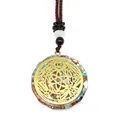 Vue détaillée du pendentif rond en résine avec pierres de cristal et totem en métal doré - Style Totem Géométrique Complexe (19)