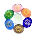 Set de piedras chakra pulidas con símbolos dorados en forma ovalada para sanación - Símbolos de Chakra Ojo de Gato