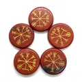 Vista macro de cinco discos de jaspe rojo natural con símbolos Vegvisir grabados en dorado - 25 Mm De Espesor 5 Mm / Jaspe Rojo (Piedra Arcoíris)