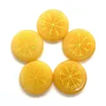 Piedras de cristal amarillo pulido con el símbolo Vegvisir dorado grabado sobre blanco - 25 Mm De Espesor 5 Mm / Topacio