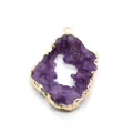 Natuurlijke paarse kristalgeode hanger met vergulde randen en metalen ophangoog - Kleine Stijl / Paars