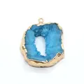 Onregelmatige blauwe druzy agaat hanger met gouden rand en kristalcluster kern - Kleine Stijl / Lichtblauw