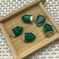 Vijf zeshoekige groene stenen hangers met vergulde metalen kapjes voor sieraden - Zeshoekige Kolom Hanger / Malachiet