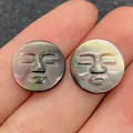 Geschnitzte schwarz-weiße Perlmutt-Cabochons mit Sonnengesicht und Perlglanz-Effekt - 15mm / Schwarze Muschel Sonne