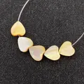 Cinque perle di conchiglia naturale a forma di cuore con riflessi cangianti per gioielli - Cuore (Foro Verticale) / Giallo