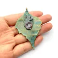 Blattanhänger in blau-goldener Patina-Optik mit Rohkristallen und Barockperlen-Inlay - Barockperlen-Stil
