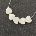 Cinque perle di madreperla bianca naturale a forma di cuore con riflessi iridescenti - Cuore (Foro Verticale) / Bianco