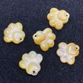 Fünf schillernde gelbe herzförmige Muschelanhänger in Pfotenform für DIY-Schmuck - Klein / Goldene Muschel