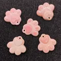 Fünf rosa Katzenpfoten-Anhänger aus Harz für DIY-Schmuck auf schwarzem Hintergrund - Klein / Königin Muschel