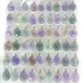 Makroansicht natürlicher Fluorit-Tropfenanhänger in verschiedenen Violett- und Grüntönen - Facettierte Tropfenform / Lila Fluorit