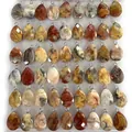 Présentation de pendentifs en pierre naturelle facettée en forme de goutte avec anneaux - Forme de goutte facettée / Agate Folle