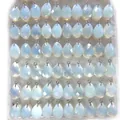 Detail von 60 birnenförmigen Opal-Anhängern mit Silberverschlüssen in einer Box - Facettierte Tropfenform / Opal