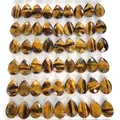 Pendentifs gouttes en œil de tigre facetté avec anneaux argentés disposés sur plateau - Forme de goutte facettée / Œil de tigre