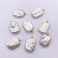 Makro-Detail von acht Barockperlen mit goldenen Ringen für DIY-Schmuckherstellung - Unregelmäßige Form Stil