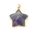 Makro-Detail von sternförmigem lila Naturstein-Anhänger mit vergoldetem Rand - Amethyst
